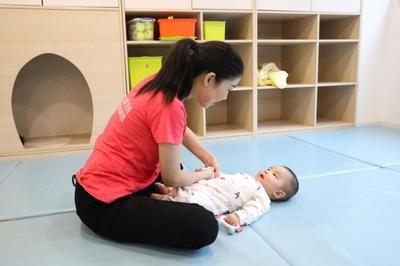精準(zhǔn)回應(yīng)社會(huì)需求，紐諾教育率先推出1歲以下托嬰服務(wù)，完善嬰幼兒照護(hù)體系